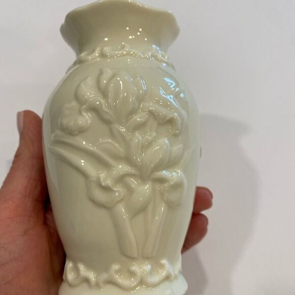 Vintage Porcelain Vase Cream Flower Lillies on Face Scalloped Detail Nec… - Picture 12 of 13
